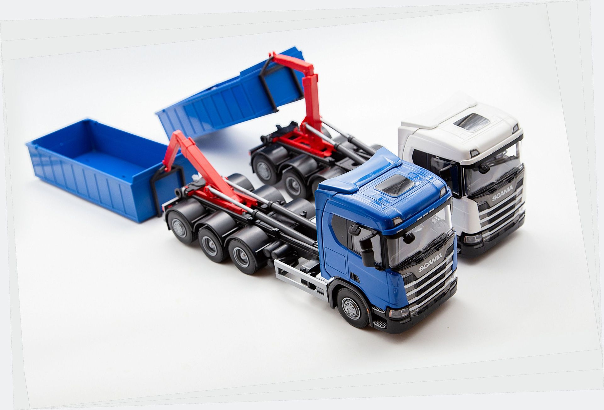 EMEK Scania CR vaihtolava-auto, matala lava, 37 cm